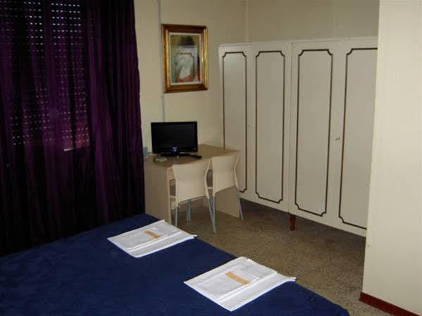 Hotel Violetta Parme Extérieur photo