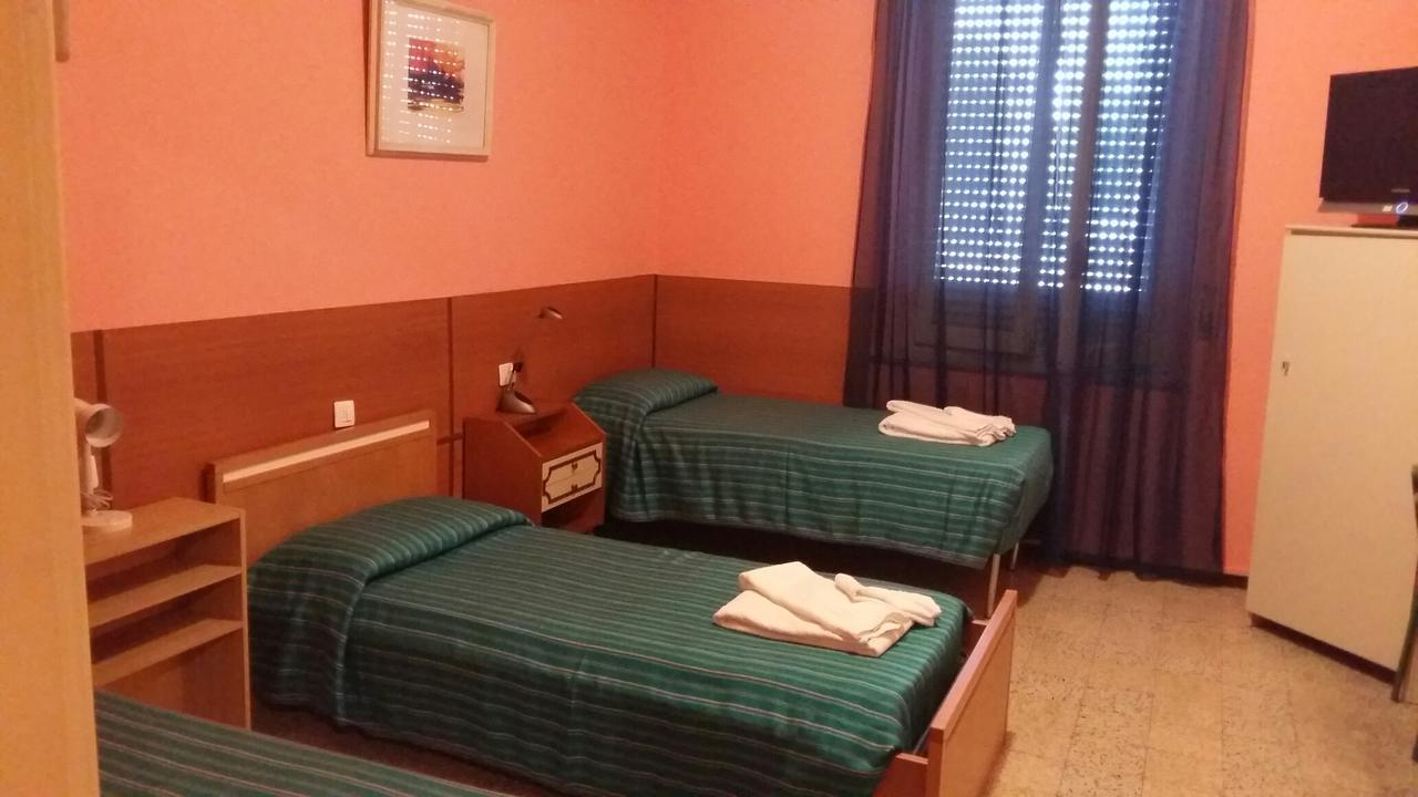 Hotel Violetta Parme Extérieur photo
